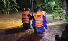 Trắng đêm dầm mình trong lũ hỗ trợ người dân