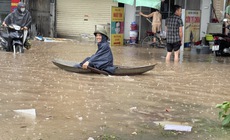 H&#224; Nội nước ngập m&#234;nh m&#244;ng, người d&#226;n ch&#232;o thuyền tr&#234;n phố