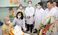 Bộ trưởng Đ&#224;o Hồng Lan tặng qu&#224;, động vi&#234;n trẻ mắc ung thư tại BV Nhi Trung ương