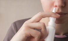 C&#225;ch d&#249;ng thuốc nhỏ mũi chứa corticoid an to&#224;n
