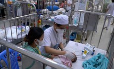 C&#225;ch ph&#226;n biệt trẻ ho g&#224; với ho th&#244;ng thường