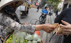 Xử phạt h&#224;ng rong b&#225;n cho du kh&#225;ch nước ngo&#224;i 200.000 đồng 1 t&#250;i t&#225;o nhỏ
