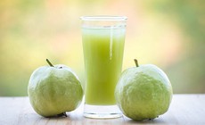 Uống nước &#233;p ổi mỗi ng&#224;y c&#243; gi&#250;p da căng b&#243;ng, chống l&#227;o h&#243;a?
