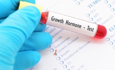 Trẻ thấp l&#249;n do thiếu hụt hormone tăng trưởng
