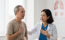 V&#236; sao người cao tuổi dễ mắc bệnh phổi kẽ tiến triển?