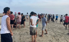 Trưởng th&#244;n c&#249;ng người d&#226;n dũng cảm cứu vợ chồng bị ch&#236;m ghe giữa s&#243;ng lớn