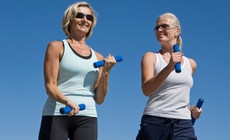 5 b&#224;i tập đi bộ gi&#250;p giảm mỡ bụng cho người tr&#234;n 50 tuổi