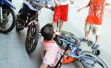 B&#233; trai 9 tuổi nhập viện do tổn thương nghi&#234;m trọng “v&#249;ng k&#237;n”  trong l&#250;c đ&#249;a nghịch