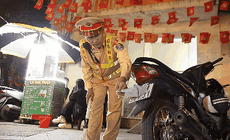 CSGT kh&#244;ng nương tay với t&#224;i xế ‘n&#233;’ phạt v&#236; l&#253; do vội v&#224;ng, con nhỏ nghịch ngợm 