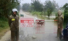 Mưa lớn ở miền n&#250;i Huế g&#226;y sạt lở đường, xe m&#225;y bị cuốn tr&#244;i khi qua tr&#224;n