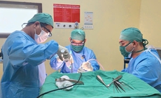 T&#224; &#225;o d&#224;i cuốn v&#224;o b&#225;nh xe điện, nữ sinh 15 tuổi chấn thương sọ n&#227;o