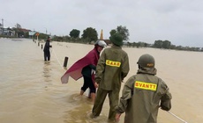 Lũ cuốn lật ghe, 1 người mất t&#237;ch