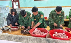 Ấm &#225;p nghĩa t&#236;nh &#39;bếp ăn 0 đồng&#39; ở v&#249;ng sạt lở