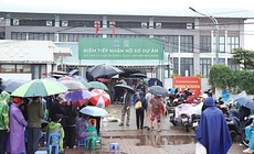 Người d&#226;n đội mưa xếp h&#224;ng để c&#243; một suất nh&#224; ở x&#227; hội Kim Chung