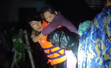 Hải qu&#226;n xuy&#234;n đ&#234;m vượt lũ ứng cứu người d&#226;n Kh&#225;nh H&#242;a