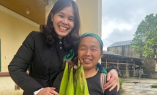 Phụ huynh, học sinh v&#249;ng cao mang ng&#244; tặng c&#244; gi&#225;o để tri &#226;n ng&#224;y 20/11