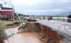 Mưa b&#227;o khiến nh&#224; cửa, đường s&#225; ở Kh&#225;nh H&#242;a hư hỏng nặng