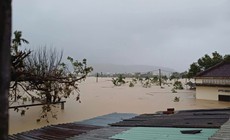 H&#224;ng loạt s&#244;ng vượt lũ lịch sử, nhiều hồ chứa đang xả điều tiết