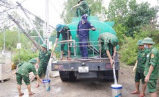 Bộ đội Bi&#234;n ph&#242;ng vận chuyển&#160;nước sạch miễn ph&#237; gi&#250;p hơn 100 hộ d&#226;n v&#249;ng lũ