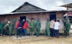 Bi&#234;n ph&#242;ng h&#243;a &#39;thần đ&#232;n&#39;, di dời h&#224;ng chục ng&#244;i nh&#224; ra khỏi v&#249;ng sạt lở