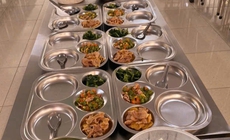 H&#224; Nội r&#224; so&#225;t to&#224;n bộ quy tr&#236;nh tổ chức bữa ăn b&#225;n tr&#250; cho học sinh