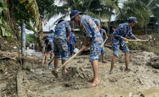 Bộ đội Hải qu&#226;n dọn b&#249;n đất, hỗ trợ người d&#226;n t&#225;i thiết đời sống