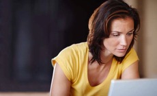 M&#227;n kinh v&#224; “g&#225;nh nặng v&#244; h&#236;nh” l&#234;n thu nhập phụ nữ