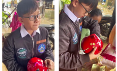 X&#250;c động h&#236;nh ảnh cậu b&#233; bẽn lẽn &#244;m heo đất đến ủng hộ b&#224; con v&#249;ng lũ