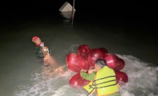 Cứu 2 ngư d&#226;n gặp nạn ngo&#224;i biển l&#250;c rạng s&#225;ng