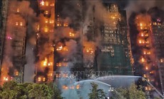 Vụ ch&#225;y chung cư ở Hong Kong: Lực lượng chức năng chạy đua cứu nạn