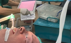 Một năm kh&#224;n tiếng kh&#244;ng r&#245; l&#253; do, người đ&#224;n &#244;ng H&#224; Lan được b&#225;c sĩ Việt Nam ph&#225;t hiện u hạt thanh quản 