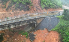 Cầu cạn tr&#234;n đường Hồ Ch&#237; Minh bị x&#244; nghi&#234;ng trong mưa lũ lịch sử hiện ra sao?