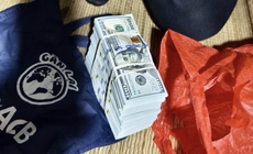 Nhận h&#224;ng cứu trợ b&#227;o lũ, ph&#225;t hiện gần 2.000 USD trong t&#250;i đồ