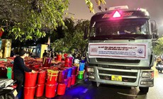 L&#253; do người Huế d&#249;ng th&#249;ng nhựa đựng h&#224;ng cứu trợ gửi b&#224; con v&#249;ng lũ