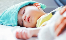 Trẻ sốt cao co giật, cha mẹ n&#234;n v&#224; kh&#244;ng n&#234;n l&#224;m g&#236;?