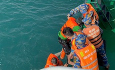 C&#225;n bộ, chiến sĩ hải qu&#226;n vượt s&#243;ng lớn cứu hai thuyền vi&#234;n gặp nạn