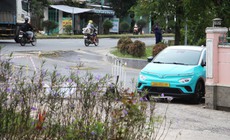 Cận cảnh &#244; t&#244; &#224;o ạt &#39;chui&#39; v&#224;o đường l&#224;ng để n&#233; trạm thu ph&#237; tr&#234;n Quốc lộ 1