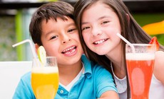 Biểu hiện cho thấy trẻ đang uống qu&#225; nhiều đồ ngọt