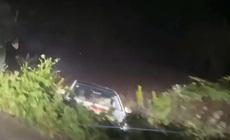 Video t&#224;i xế l&#249;i xe xuống ruộng khi thấy chốt kiểm tra nồng độ cồn