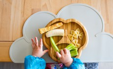 Cho trẻ ăn dặm sớm c&#243; hại dạ d&#224;y kh&#244;ng?