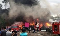 Kho b&#227;i ở Đ&#224; Nẵng bốc ch&#225;y kinh ho&#224;ng, kh&#243;i đen cao h&#224;ng trăm m&#233;t