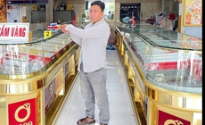 D&#249;ng t&#234;n giả, đem v&#224;ng giả đi cầm cố