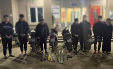 Ph&#225;t hiện nh&#243;m thanh ni&#234;n cất giấu s&#250;ng giữa khu d&#226;n cư ở H&#224; Nội