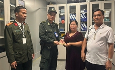 Nữ hành khách vui mừng nhận lại lắc vàng bỏ quên tại sân bay Phú Bài