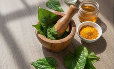 Hướng dẫn 3 cách làm sạch và dưỡng ẩm da bằng lá trầu không