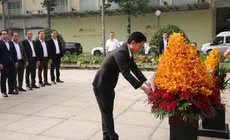 Đoàn đại biểu Lào dâng hoa tưởng niệm Chủ tịch Hồ Chí Minh tại TPHCM