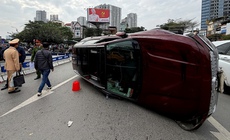 Tai nạn liên hoàn 3 ô tô tại Ngã Tư Sở, một xe lật nghiêng, bung túi khí