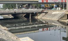 Nước s&#244;ng T&#244; Lịch bất ngờ chuyển m&#224;u đen đặc