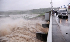 Nếu biết miền Trung hay lũ, sao không xây hồ thật lớn để điều tiết?