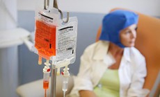 Vì sao người bệnh ung thư không nên uống vitamin C khi đang hóa trị?